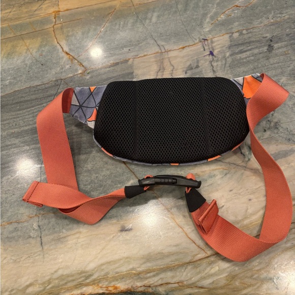 Like New Kavu side/fanny pack - Picture 3 of 4